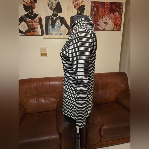 ANN TAILOR BEAUTIFUL 🤩 BLACK ,WHITE AND SILVER METALLIC STRIPED WOMEN’S SWEATER - Picture 2 of 16